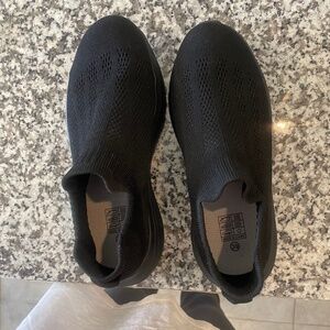 REALLY COMFORTABLE BLACK WALKING SHOES SIZE (8) OR 39